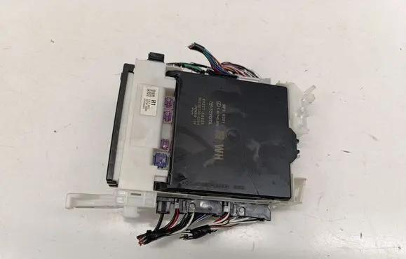 Toyota Yaris XP210 Comfort/convenience module 89221K0020 82730K0080