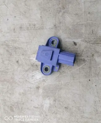 Volkswagen Golf V Airbag deployment crash/impact sensor