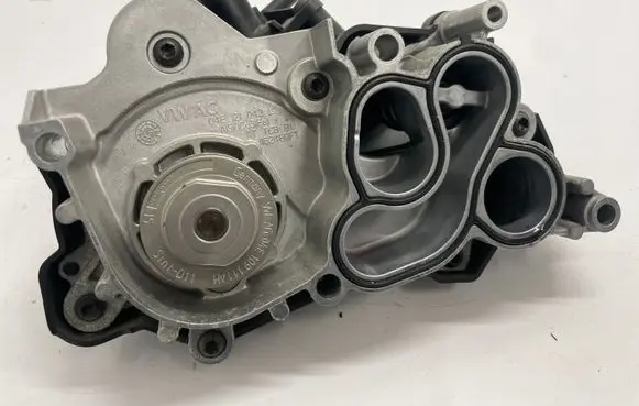 Volkswagen Golf VII Water pump 04E121042L