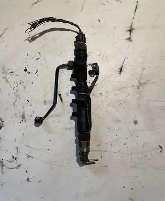 Toyota Corolla Verso E121 Fuel distributor 