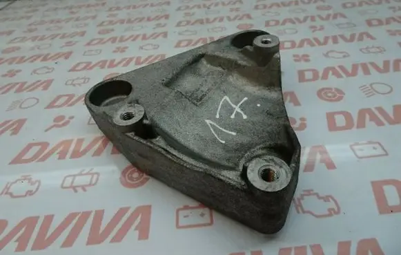 Chevrolet Cruze Engine mounting bracket 55577637