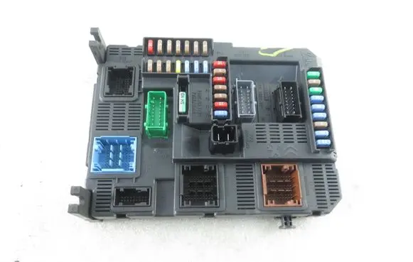 Peugeot 308 Central body control module 9807054180