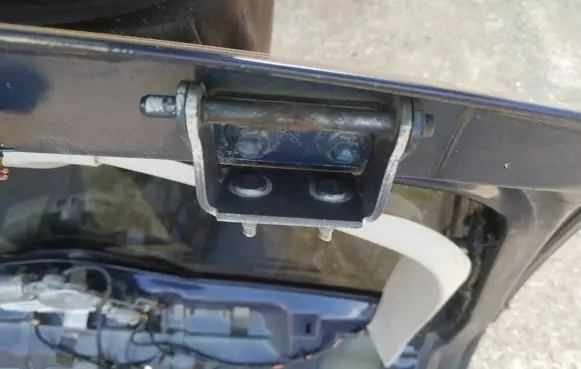 Tailgate/trunk/boot hinge