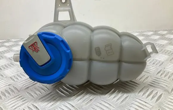 Coolant expansion tank/reservoir
