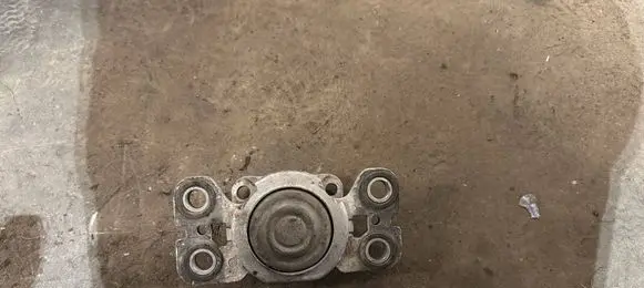 Volvo V70 Engine mount bracket 6G927M121RF