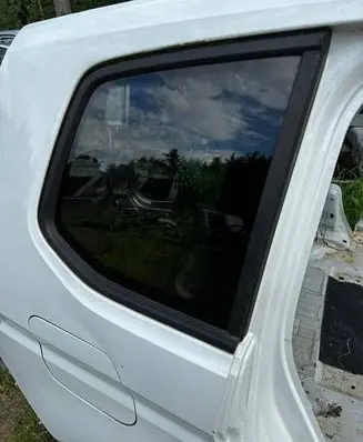 Volkswagen Touran III Rear side window 43R011595