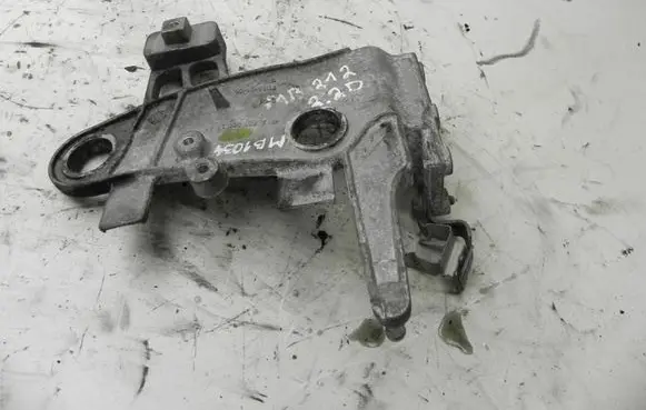 Mercedes-Benz E W212 Engine mounting bracket A6510902241 MB1034