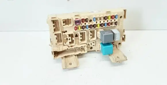 Toyota Corolla Verso AR10 Fuse module 892210F020 905766 6070513546