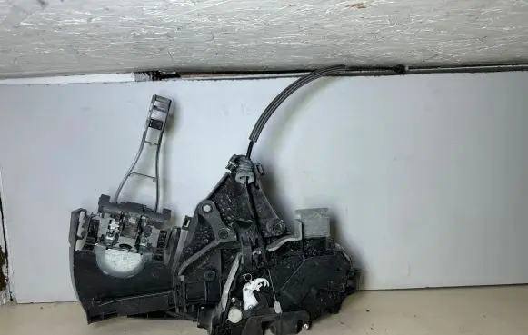 Volvo V50 Front door lock 30784046 985914