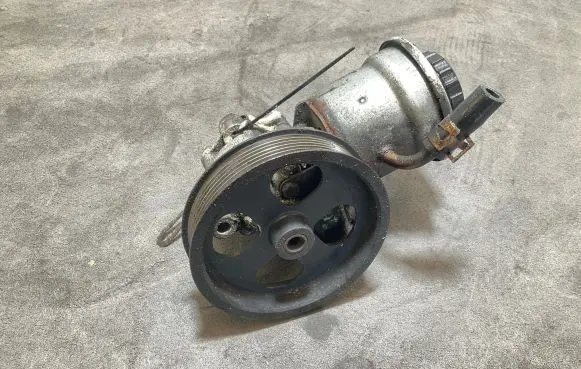 Toyota Corolla Verso E121 Power steering pump