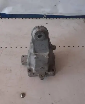 Mercedes-Benz C W205 Engine mounting bracket A2742231004