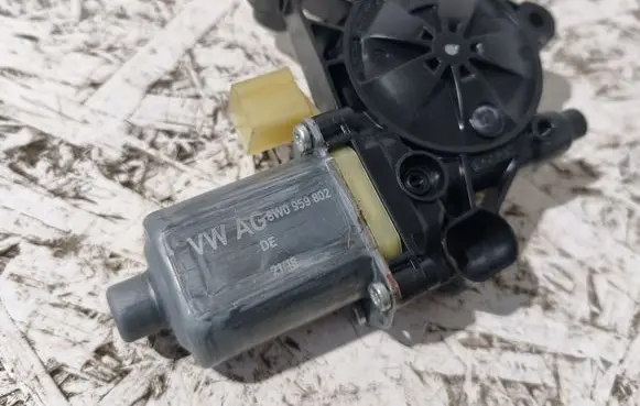 Audi A5 Front door window regulator motor 8W0959802