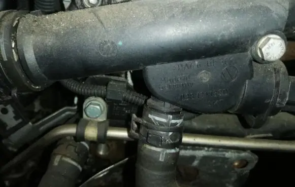Volkswagen Golf V Engine coolant pipe/hose 038121134d