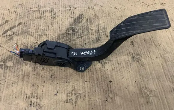 Suzuki Grand Vitara II Accelerator throttle pedal 1590065J02 16012008 6PV00907400