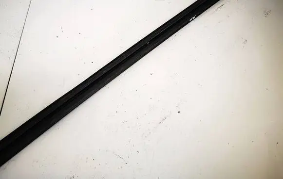 Mercedes-Benz B W245 Front door glass trim molding 