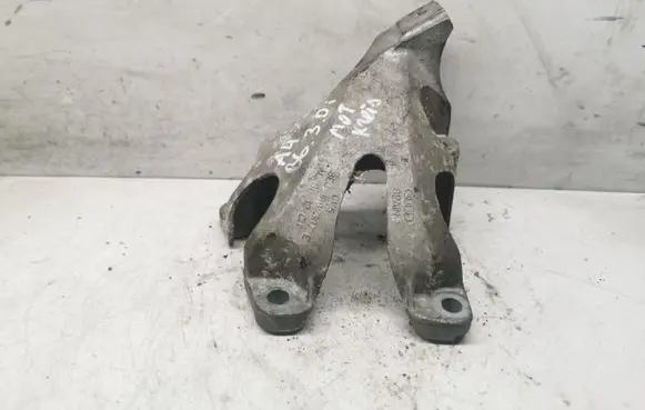 Engine mounting bracket