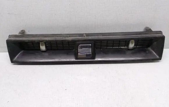 Seat Toledo I (1L) Front bumper upper radiator grill 1L0853653