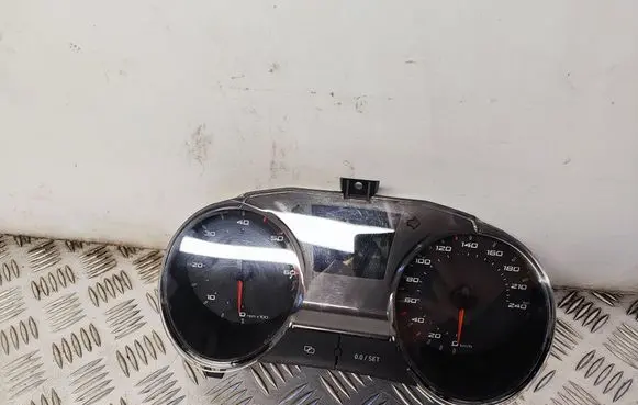Speedometer (instrument cluster)