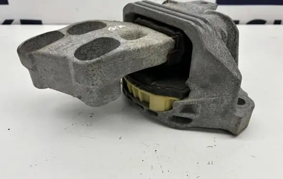Mercedes-Benz GLA W156 Engine mount bracket 326E23