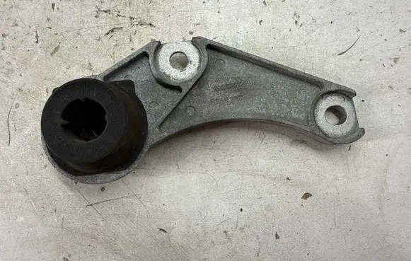 Chevrolet Camaro Muffler mount bracket/holder 23200936