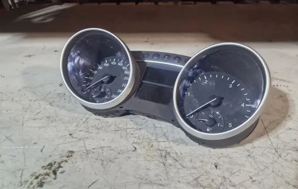 Mercedes-Benz ML W164 Speedometer (instrument cluster) A1645403347