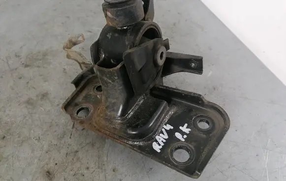 Toyota RAV 4 (XA30) Engine mount bracket