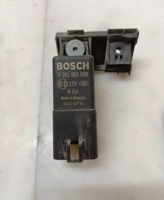 Volkswagen PASSAT B6 Glow plug pre-heat relay 0281003038 20120326