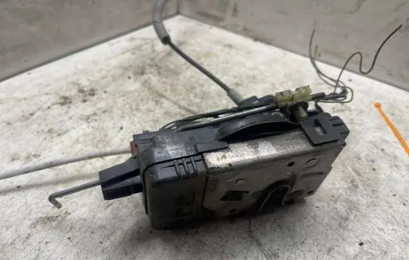 Opel Vectra C Front door lock (next to the handle) 13210765
