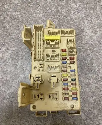 Toyota Avensis T220 Fuse module PPT20GF10 0212200135601