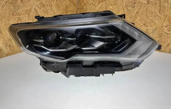 Nissan X-Trail T32 Headlight/headlamp B008157