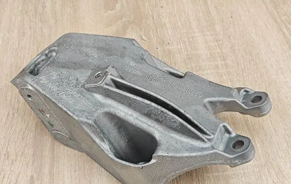 BMW 5 G30 G31 G38 Engine mounting bracket 6864595