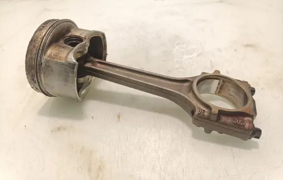 Volkswagen Golf Plus Piston 050G