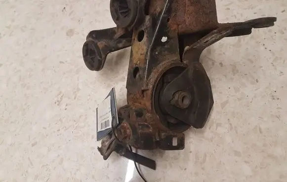 Nissan X-Trail T30 Engine mount bracket 112218H300