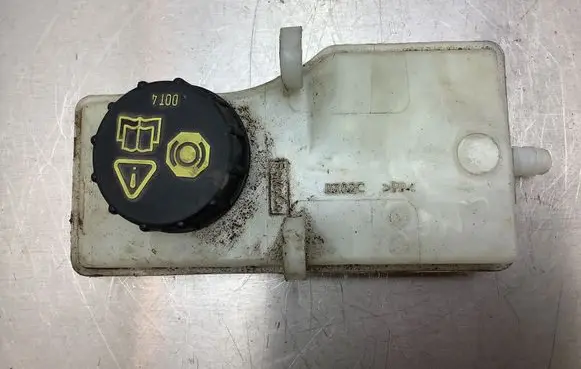 Ford C-MAX II Brake fluid reservoir BZ02C