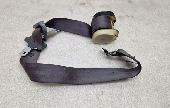 Renault Laguna I Rear seatbelt buckle