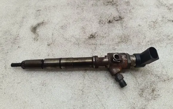 Volkswagen Golf VI Fuel injector 03L130277B C001