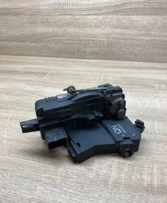 Opel Vectra C Front door lock 13210767