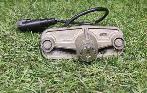 Ford Mondeo Mk III Tailgate exterior lock UR202803A