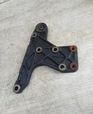 Land Rover Freelander Gearbox mounting bracket TAU100220 22f99