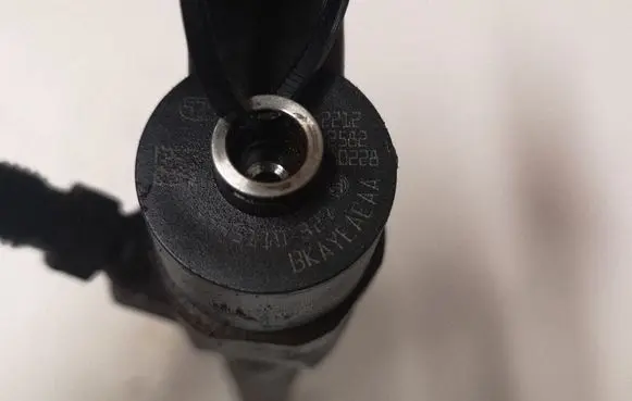 Opel Insignia A Fuel injector 0445110327