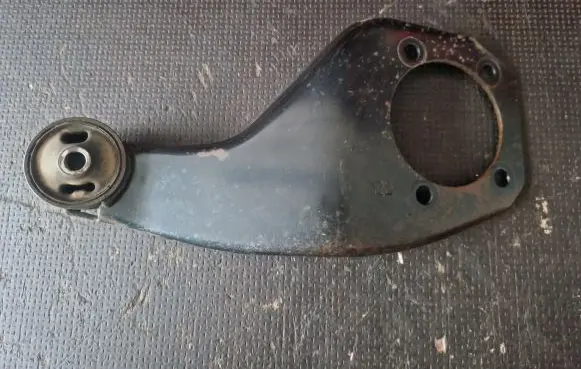 Mitsubishi L200 Front differential bracket 