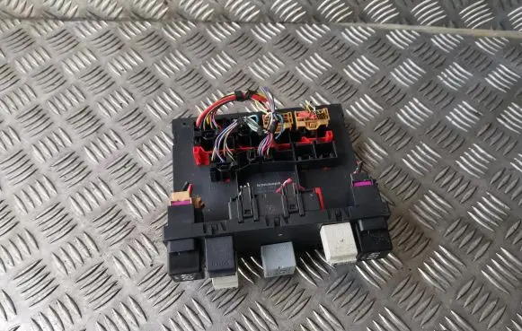 Volkswagen Golf V Fuse module 3C0937049D