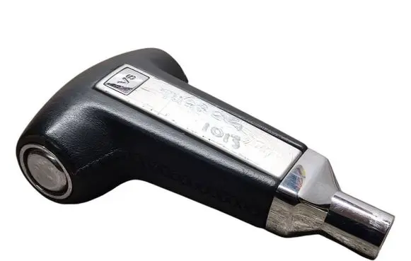 Volkswagen Touareg I Gear lever shifter trim leather/knob 