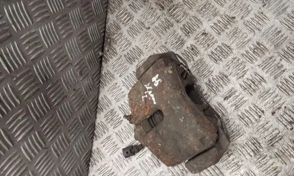 Volkswagen PASSAT B6 Front brake caliper