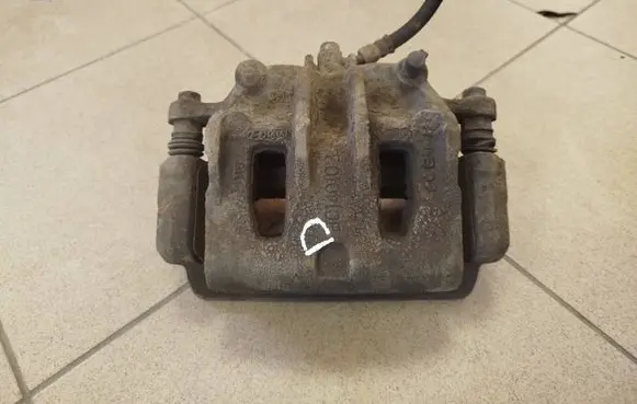 KIA Sorento Front brake caliper 