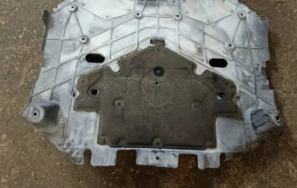 Maserati Ghibli Engine splash shield/under tray 670039641 B270