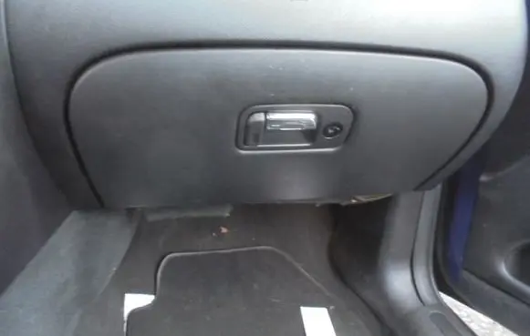 Jaguar X-Type Glove box