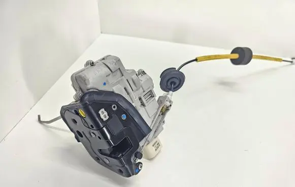 Audi A6 S6 C6 4F Rear door lock 4F0839015
