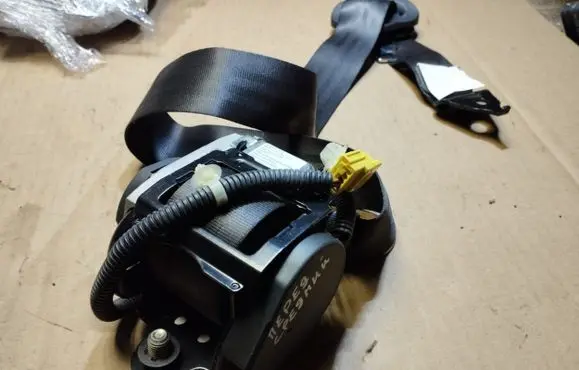 Honda FR-V Front seatbelt 0433177