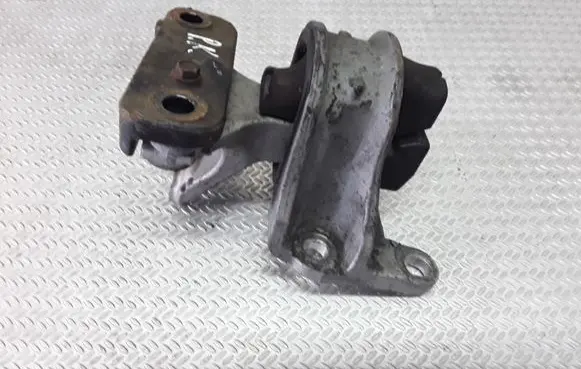 Honda CR-V Engine mount bracket